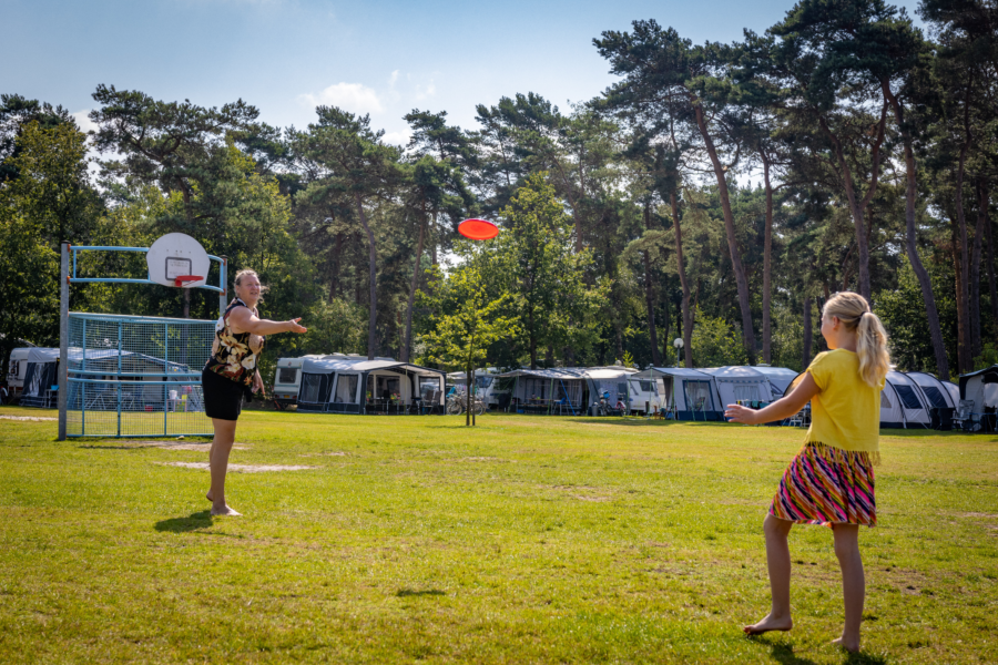 Spelen op kampeerveld