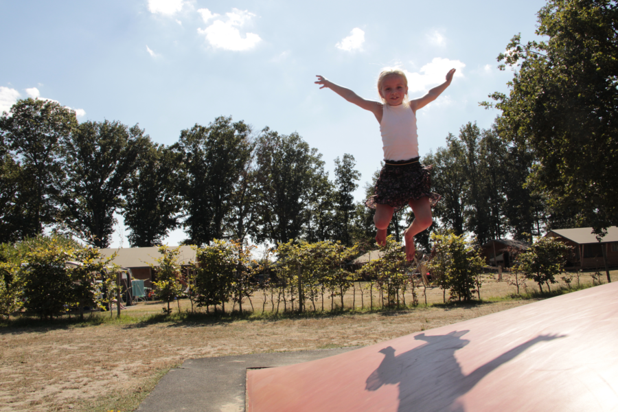 Meisje op springkussen